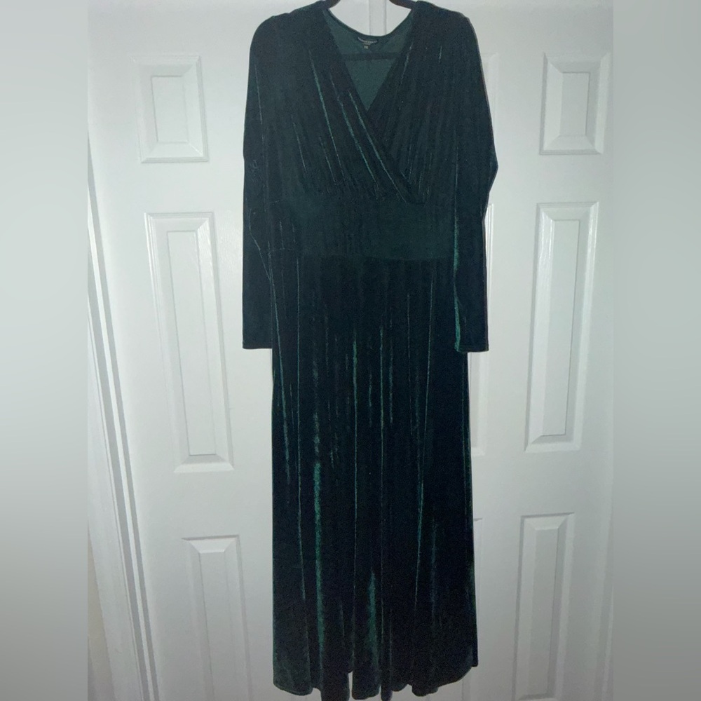 EUC Urban Coco Green Velvet Maxi Dress - Picture 2 of 5